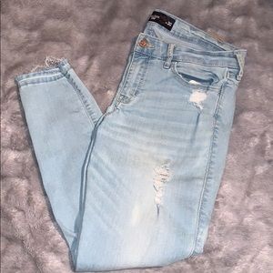 Super cute Hollister ripped cropped jeans!